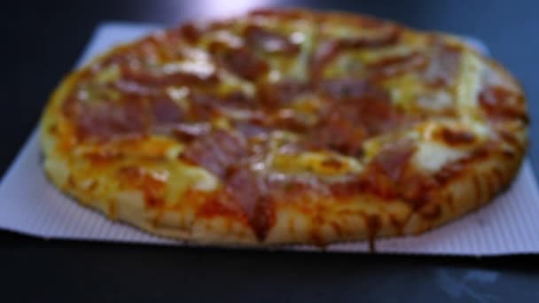 Pizza Kiełbasą Serem Szynkowym Pizza Pudełku Została Dostarczona Marmurowy Blat — Wideo stockowe