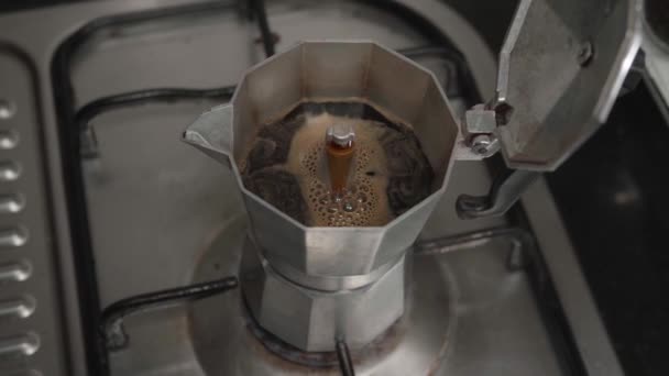 組立工程とMoka Potで淹れたてのコーヒー 自宅の台所でガスストーブの上に新鮮なコーヒーを作る — ストック動画