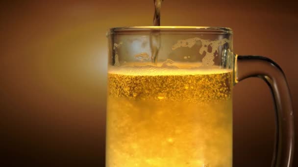 Versare Birra Bicchiere Trasparente Con Schiuma Birra Bolla Golden Sfondo — Video Stock