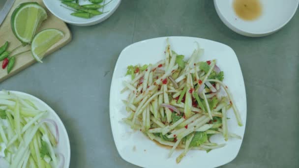 Pyszne Mango Najlepszymi Widokami Układ Żywności Pikantne Sałatki Zwieńczone Smażonymi — Wideo stockowe