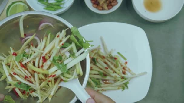 Yum Mango Πλάνα Top Views Σύνθεση Τροφίμων Πικάντικη Σαλάτα Γαρνιρισμένη — Αρχείο Βίντεο