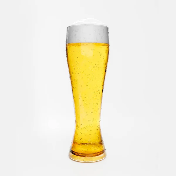 ビール泡と泡をガラスに入れた透明なガラスの中にクラフトビールをドラフトまたはクラフトビール 冷たいアルコール飲料は世界中で人気があります 白い背景で3Dレンダリング — ストック写真