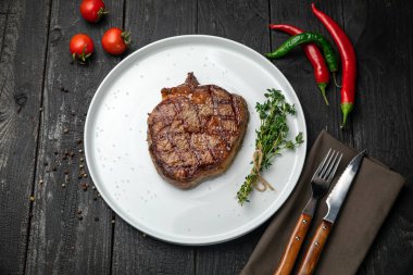 Arjantin eti - beyaz yuvarlak tabakta ızgara biftek.