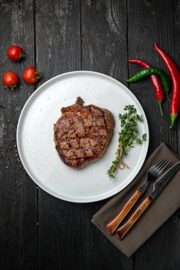 Arjantin eti - beyaz yuvarlak tabakta ızgara biftek.