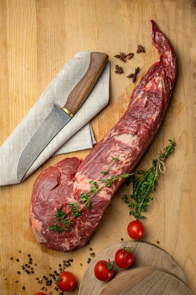 Rohe Fleischscheiben Vom Rind Mit Gewürzen Und Kräutern Auf Einem — Stockfoto