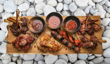 Tahtada ızgara et ve sebze..