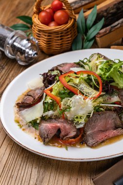 et ve sebzeli salata