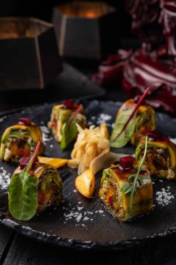 Japon mutfağı. Koyu beton bir zeminde yuvarlanır