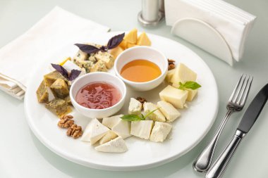 Tabakta lezzetli peynir ve bal var.