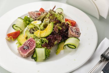 Tavuk ve sebzeli ev yapımı lezzetli turta.