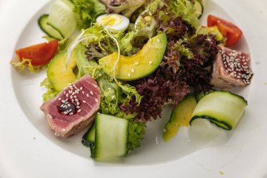 Tavuk ve sebzeli ev yapımı lezzetli turta.