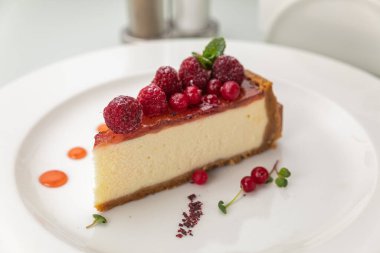 Tavuk ve sebzeli ev yapımı lezzetli turta.