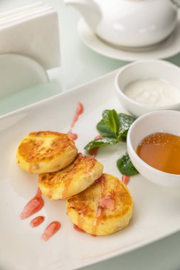 Tavuk ve sebzeli ev yapımı lezzetli turta.