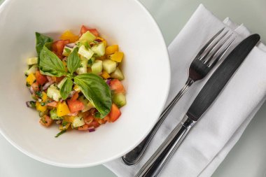 Tavuk ve sebzeli ev yapımı lezzetli turta.