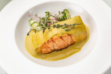 Tavuk ve sebzeli ev yapımı lezzetli turta.