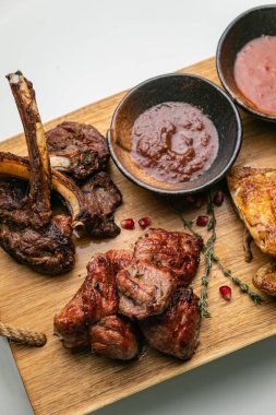 Izgara kuzu eti, patates, soğan ve biberiye, yakın plan.