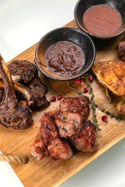 Tahta masada et ve barbekü.