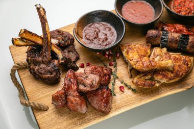 Mangallı et ve baharatlı domuz pirzolası.