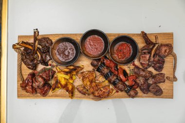 Izgarada kızarmış balık.