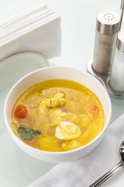 Izgarada kızarmış balık.