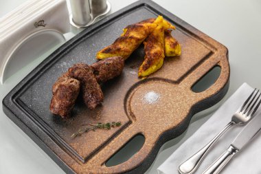 Izgarada kızarmış balık.