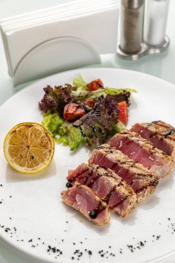 Izgarada kızarmış balık.