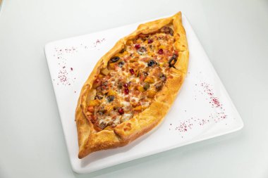 Izgarada kızarmış balık.