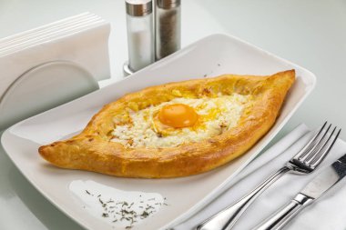 Izgarada kızarmış balık.