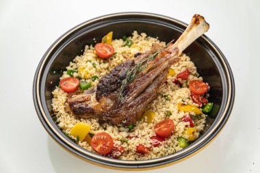 Izgarada kızarmış balık.