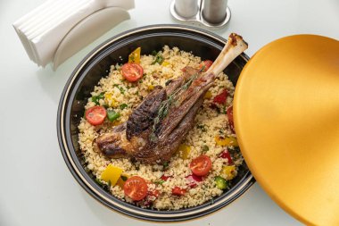 Izgarada kızarmış balık.