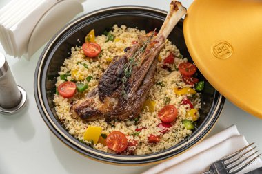 Izgarada kızarmış balık.