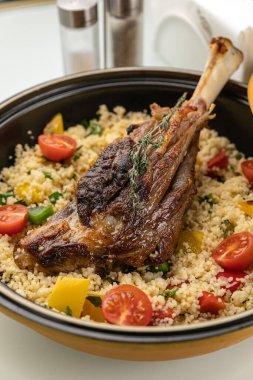 Izgarada kızarmış balık.