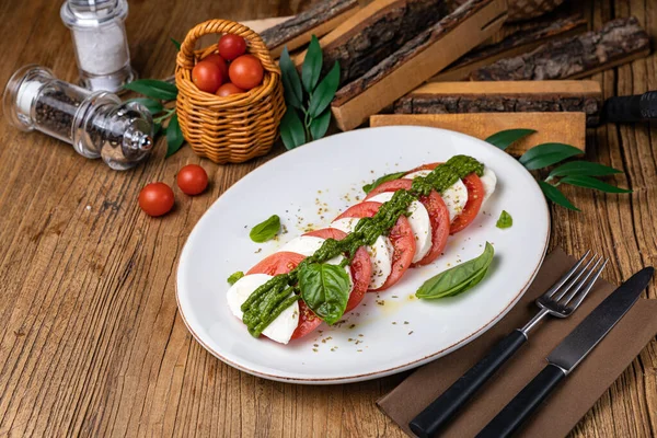 ホワイトプレート上のモッツァレラ トマト バジルソース — ストック写真