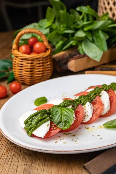 Mozzarella Domates Fesleğen Sosu Beyaz Tabakta — Stok fotoğraf