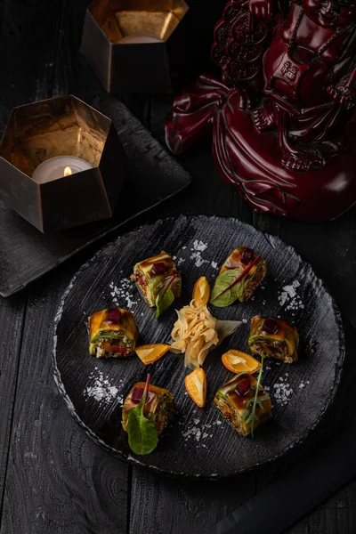 日本料理 在黑暗的混凝土背景上滚动 — 图库照片