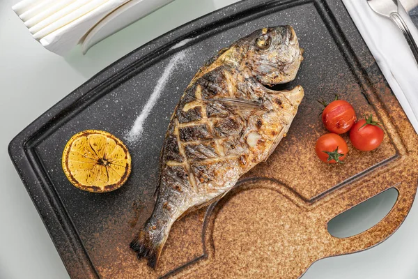 Izgarada kızarmış balık.