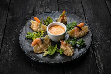 Japon restoranındaki karanlık bir masada Japon mantısı.