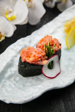 Japonlar beyaz tabakta yuvarlanıyor. Japon mutfağı.