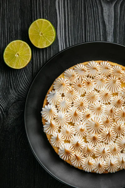 Zitronenkuchen Auf Einem Dunklen Holztisch — Stockfoto
