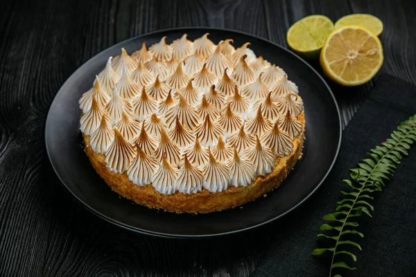 Zitronenkuchen Auf Einem Dunklen Holztisch — Stockfoto