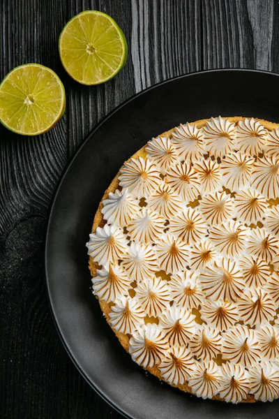 Koyu ahşap masada limonlu pasta.