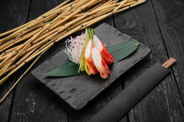 Sashimi Assorti Sur Une Table Sombre — Photo