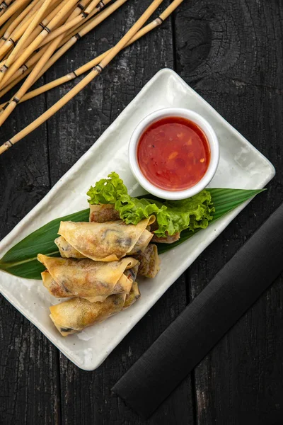 越南卷 配以蔬菜 米粉和虾仁 配以甜辣椒酱 木制表面 — 图库照片