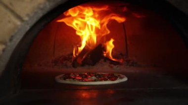 Şef sosisli ve peynirli pizza hazırlar. 