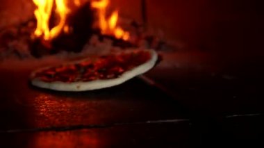 Şef sosisli ve peynirli pizza hazırlar. 