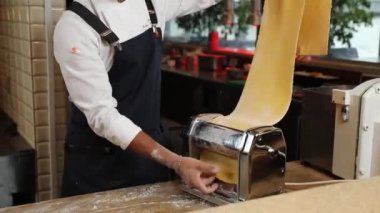 Aşçı adım adım ravioli hazırlar. Şef hamurla çalışıyor.