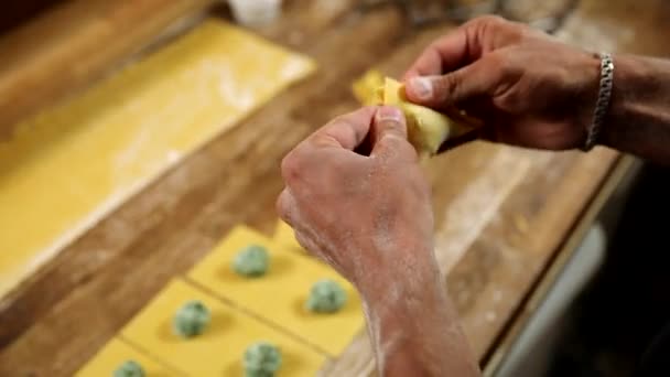 Stap Voor Stap Bereidt Chef Ravioli Chef Werkt Met Het — Stockvideo