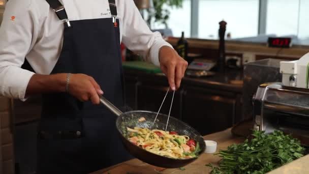 Koch Kocht Essen Der Küche Nahaufnahme — Stockvideo