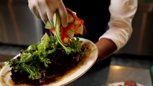 Chef Preparando Ensalada Con Verduras Queso — Vídeo de stock