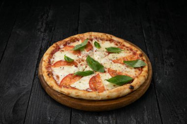 Izgarada kızarmış balık.